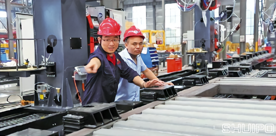 工程師在進行生產線的自動化調試 工程師在進行生產線的自動化調試